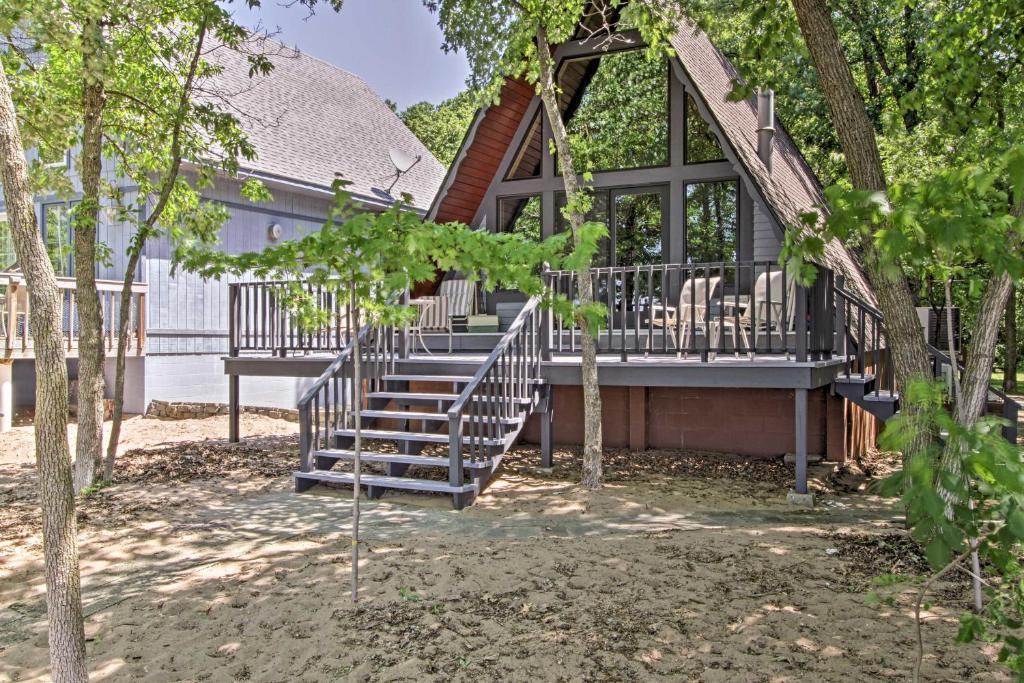 Lakefront Lake Pepin Cottage with Deck-Steps to Beach - image 2