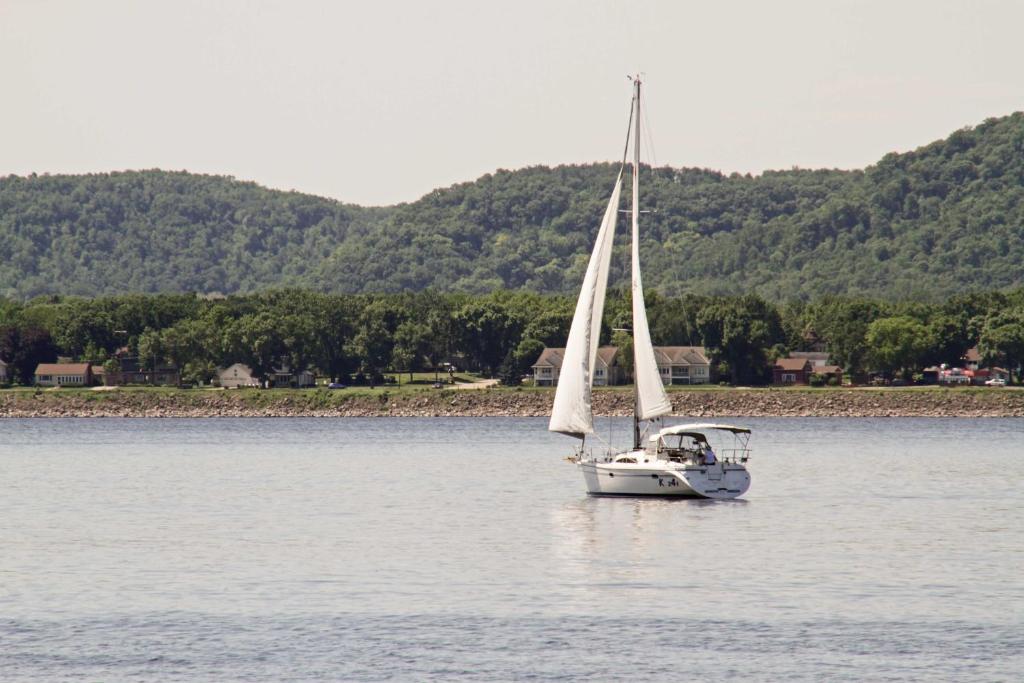 Lakefront Lake Pepin Cottage with Deck-Steps to Beach - image 5