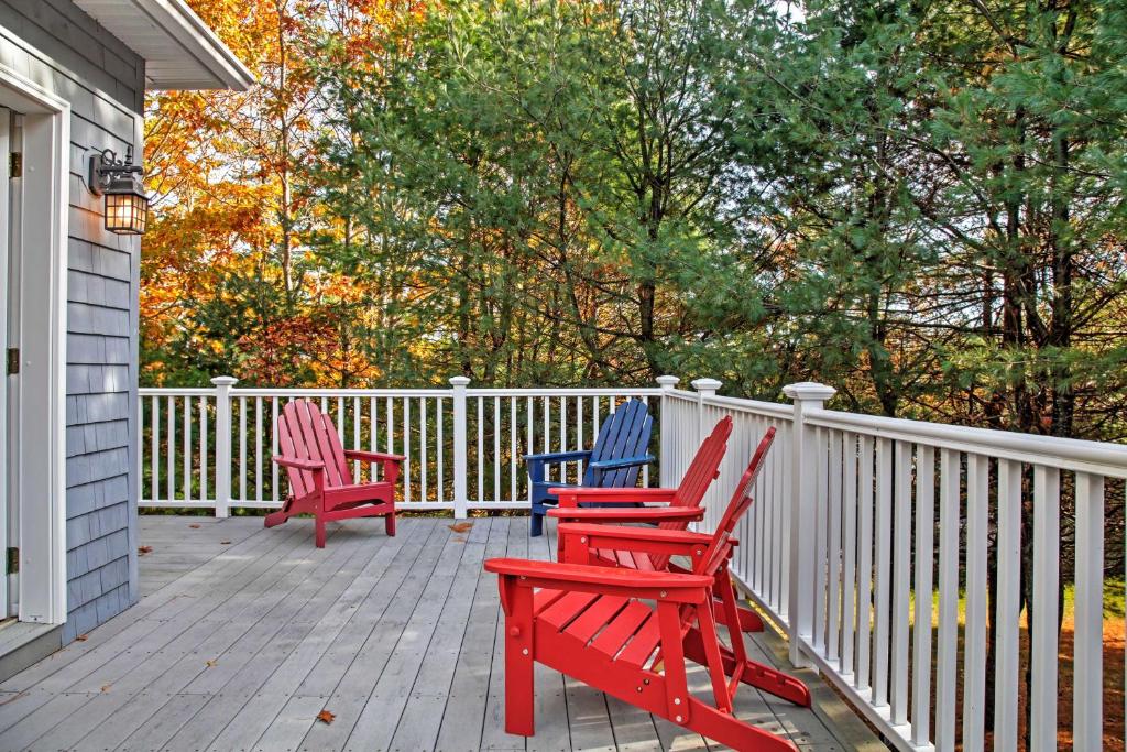 Beautiful Sandy Point Getaway with Wraparound Deck! - image 6