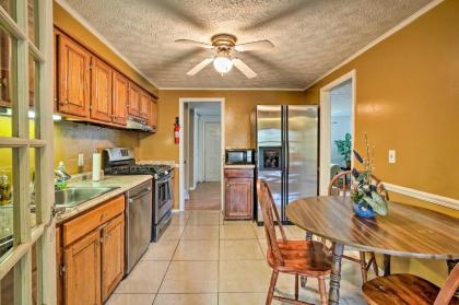 Quiet and Convenient Home 6 Mi to Stone Mtn! - image 9