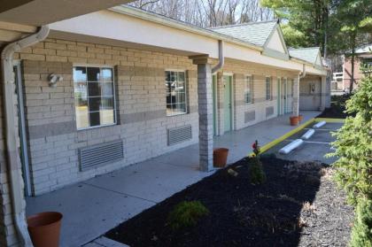 Economy Inn Cuyahoga Falls - image 1