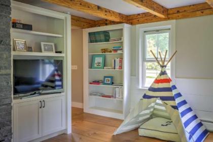 Pet-Friendly House with Deck - 10 Mi to Stowe Mtn! - image 5