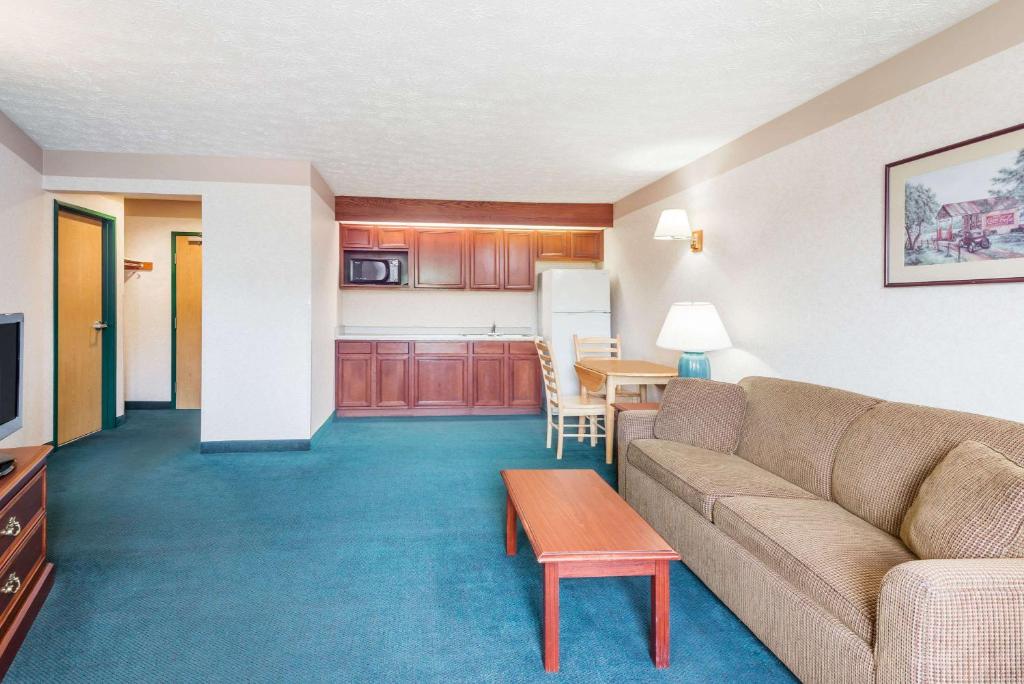 Ramada by Wyndham Strasburg Dover - image 3