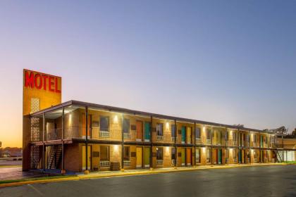 Starved Rock Motor Inn Travelodge by Wyndham - image 2