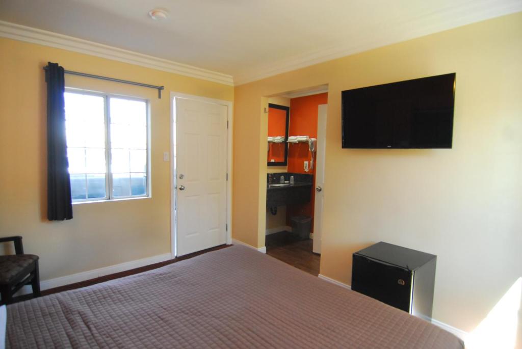 Studio City Inn - image 5