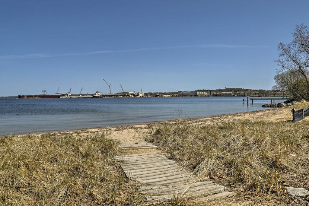 Modern Sturgeon Bay Home by Potawatomi State Park! - image 4