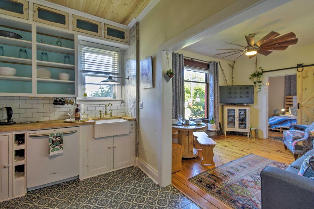 Collectic Farmhouse Suite! in Sturgeon Bay! - image 5