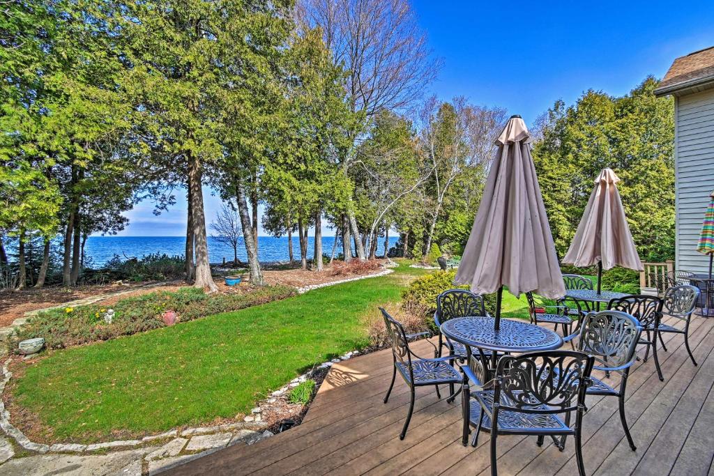 Sturgeon Bay Hideaway with Direct Water Access! - main image