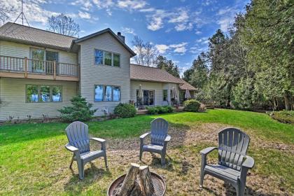 Sturgeon Bay Hideaway with Direct Water Access! - image 4