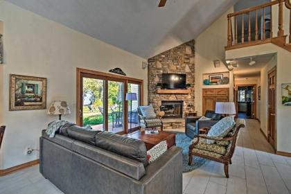 Sturgeon Bay Hideaway with Direct Water Access! - image 7