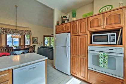 Sturgeon Bay Hideaway with Direct Water Access! - image 9