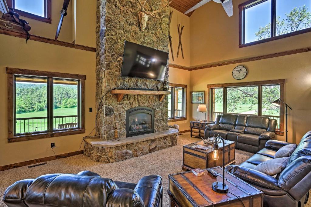 Spacious Home with Private Hot Tub Golf and Hike - main image