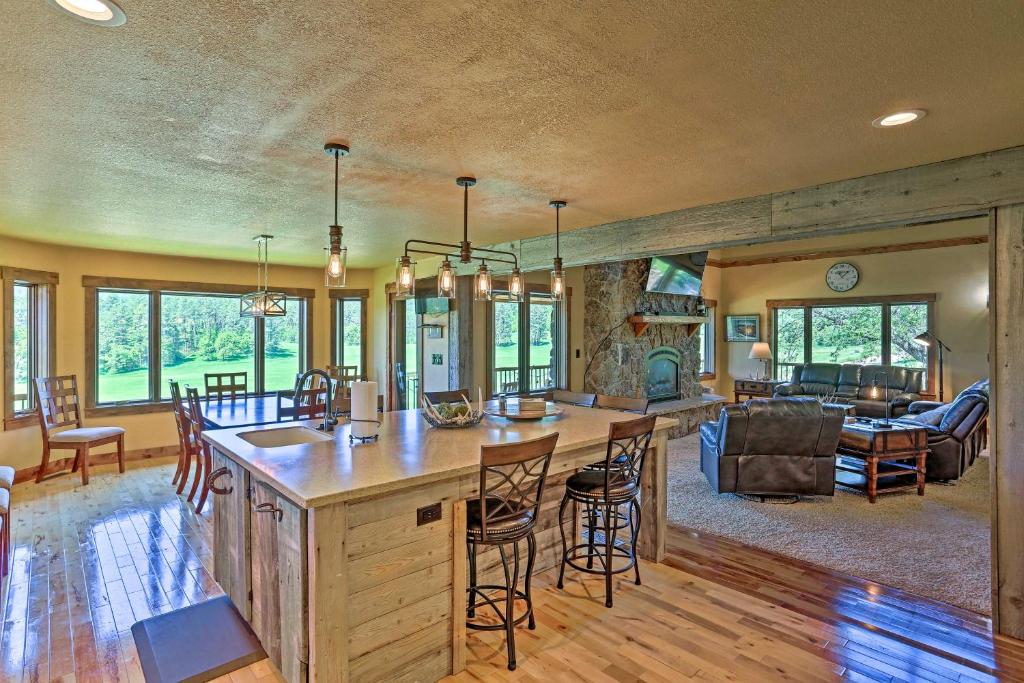 Spacious Home with Private Hot Tub Golf and Hike - image 7