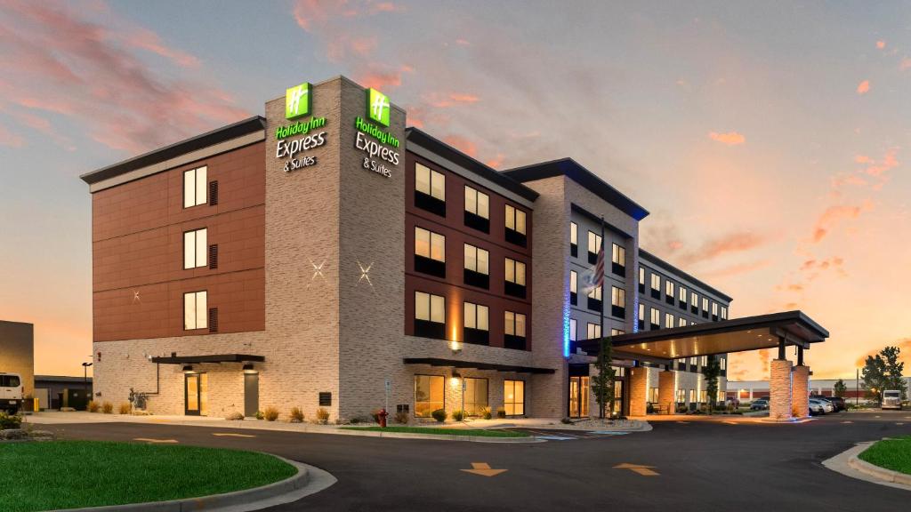 Holiday Inn Express & Suites Racine an IHG Hotel - main image