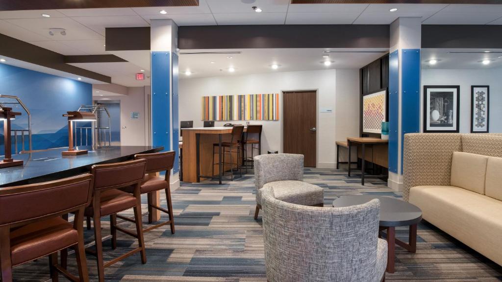 Holiday Inn Express & Suites Racine an IHG Hotel - image 3