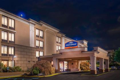 Howard Johnson by Wyndham Suffern - image 1