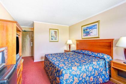 Super 8 by Wyndham Suffolk Tidewater - image 14