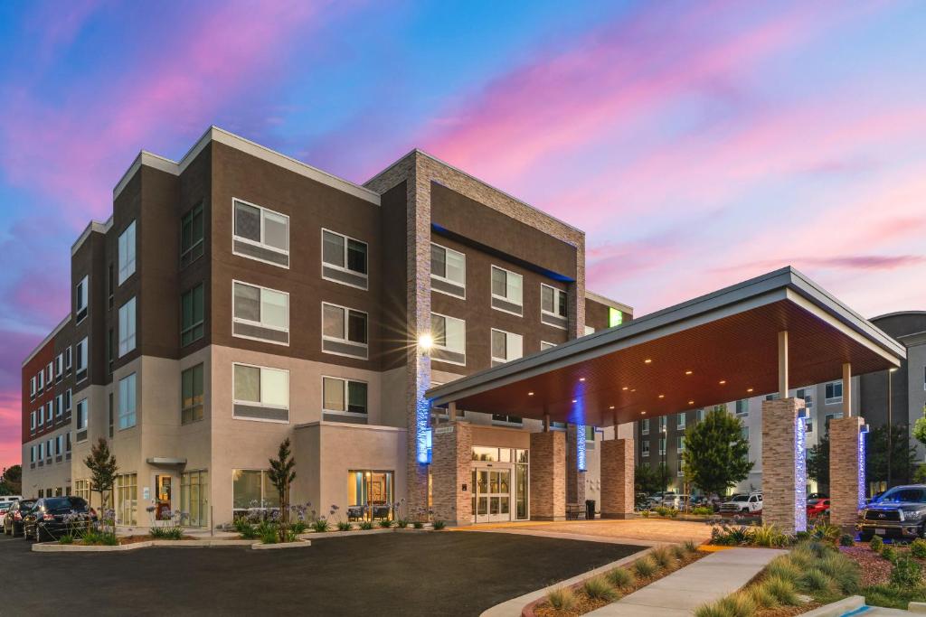 Holiday Inn Express And Suites Suisun City Napa Valley Area - main image