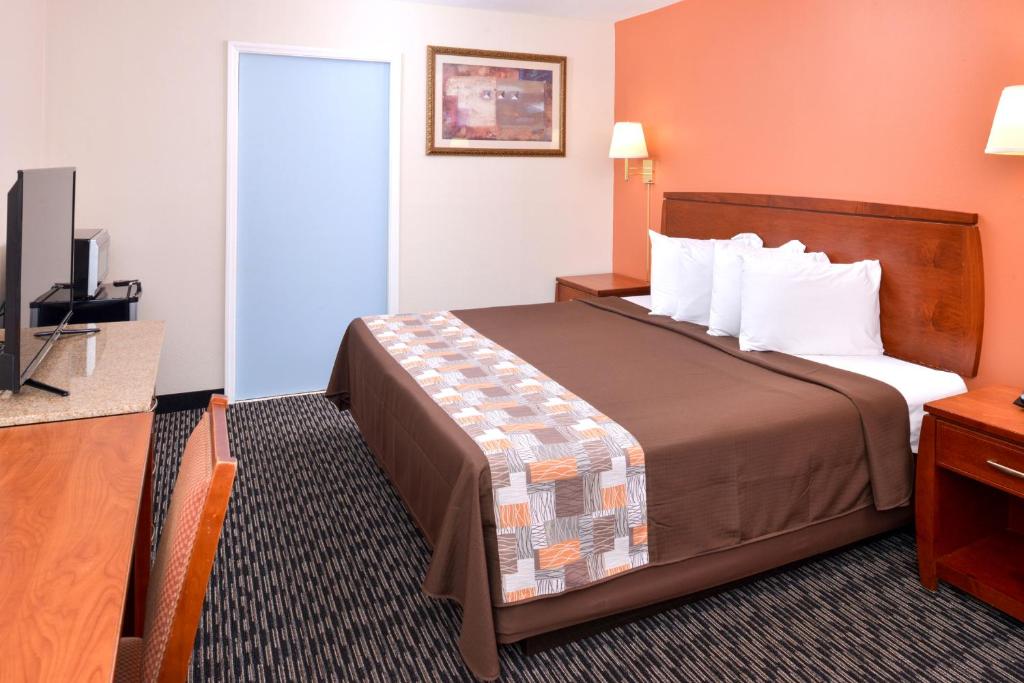 Americas Best Value Inn Sullivan - image 7