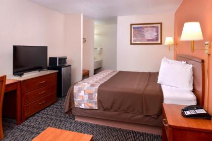 Americas Best Value Inn Sullivan - image 9