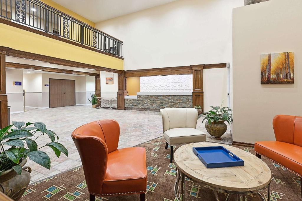 Days Inn & Suites by Wyndham Sulphur Springs - image 5