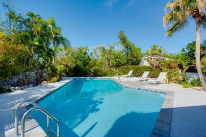 Pelico Palms - Sunset Cottage - image 5