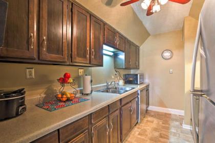 Townhome with Pool Access 20 Mi to Charleston! - image 9