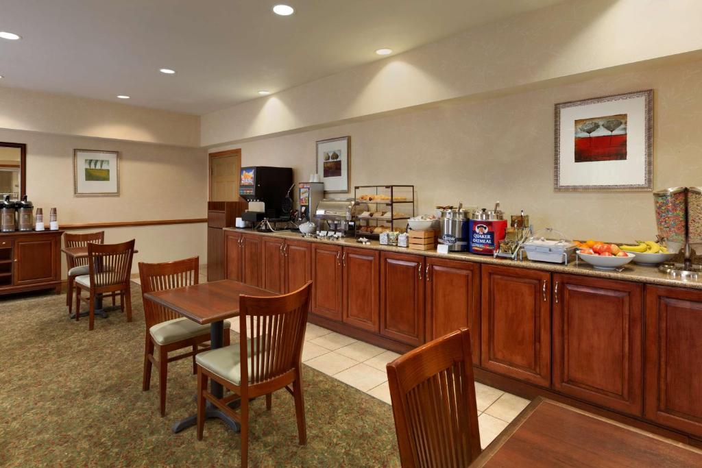 Country Inn & Suites by Radisson Sumter SC - image 2