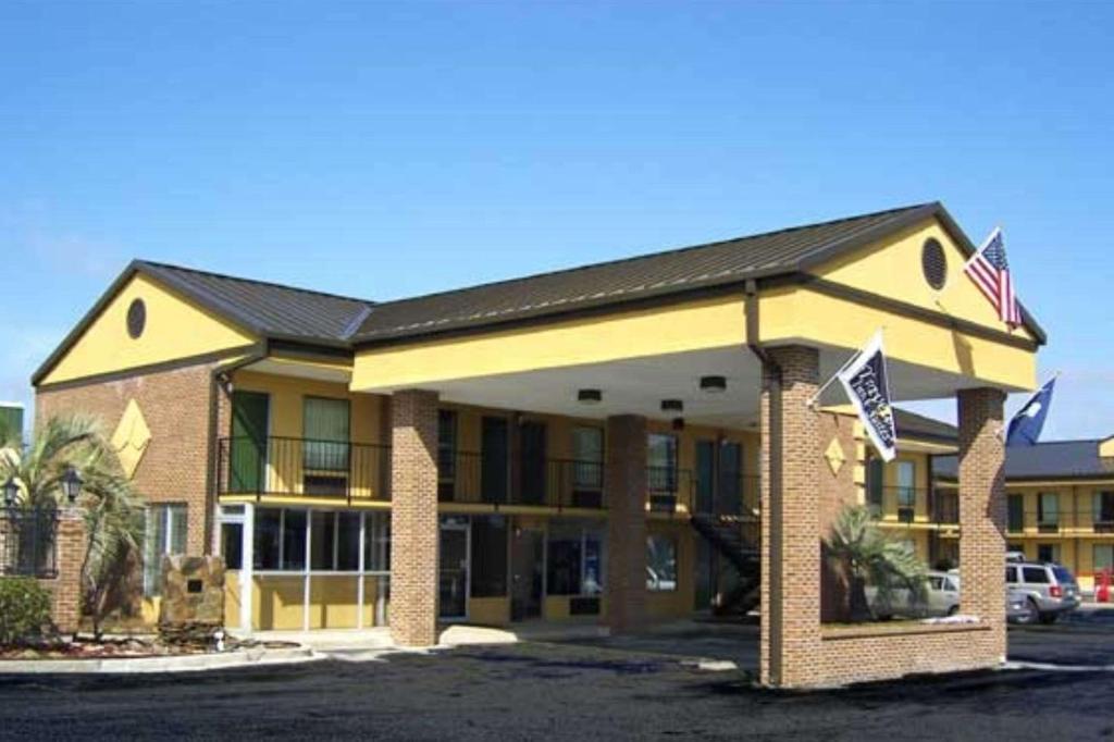 Travelers Inn & Suites - image 7