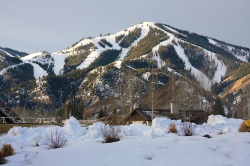 New Listing! Great Location Close to Sun Valley Lodge Ice Rink and Pavillion - image 2