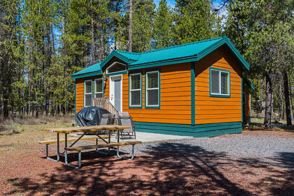 Bend-Sunriver Camping Resort Cottage 1 - main image