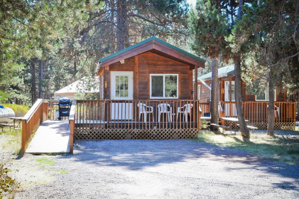 Bend-Sunriver Camping Resort Studio Cabin 8 - main image