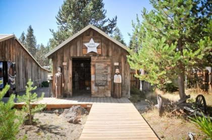 Bend-Sunriver Camping Resort Studio Cabin 8 - image 5