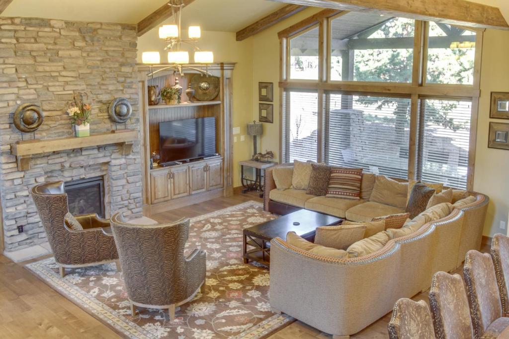 Sunriver Luxury Caldera Home with Golf Course Views - main image