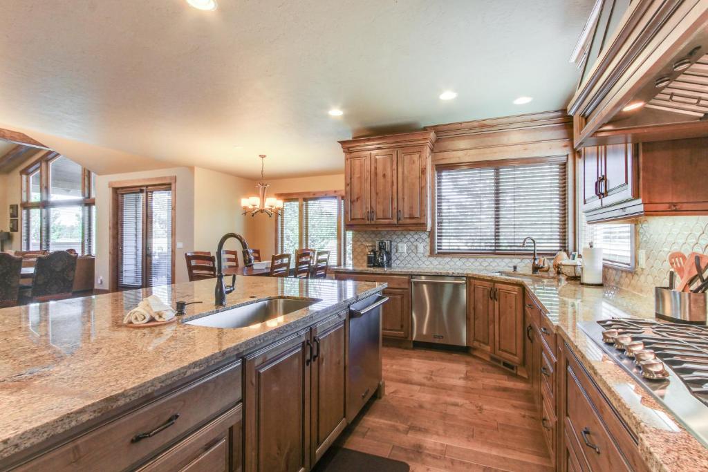 Sunriver Luxury Caldera Home with Golf Course Views - image 2