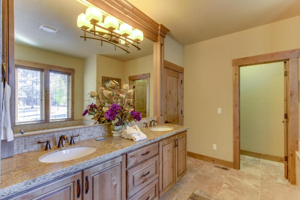 Sunriver Luxury Caldera Home with Golf Course Views - image 3