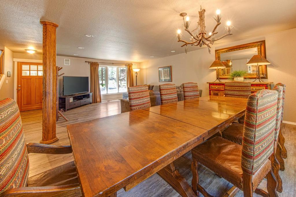 5 Bed 3 Bath Vacation home in Sunriver - image 5