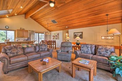 Pet-Friendly Sunriver Home Hot Tub and 8 SHARC Passes - image 1