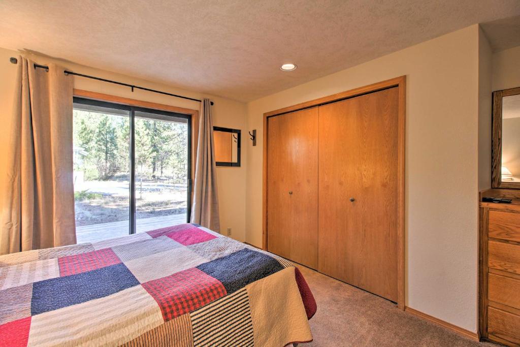 Pet-Friendly Sunriver Home Hot Tub and 8 SHARC Passes - image 2