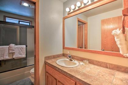 Pet-Friendly Sunriver Home Hot Tub and 8 SHARC Passes - image 3