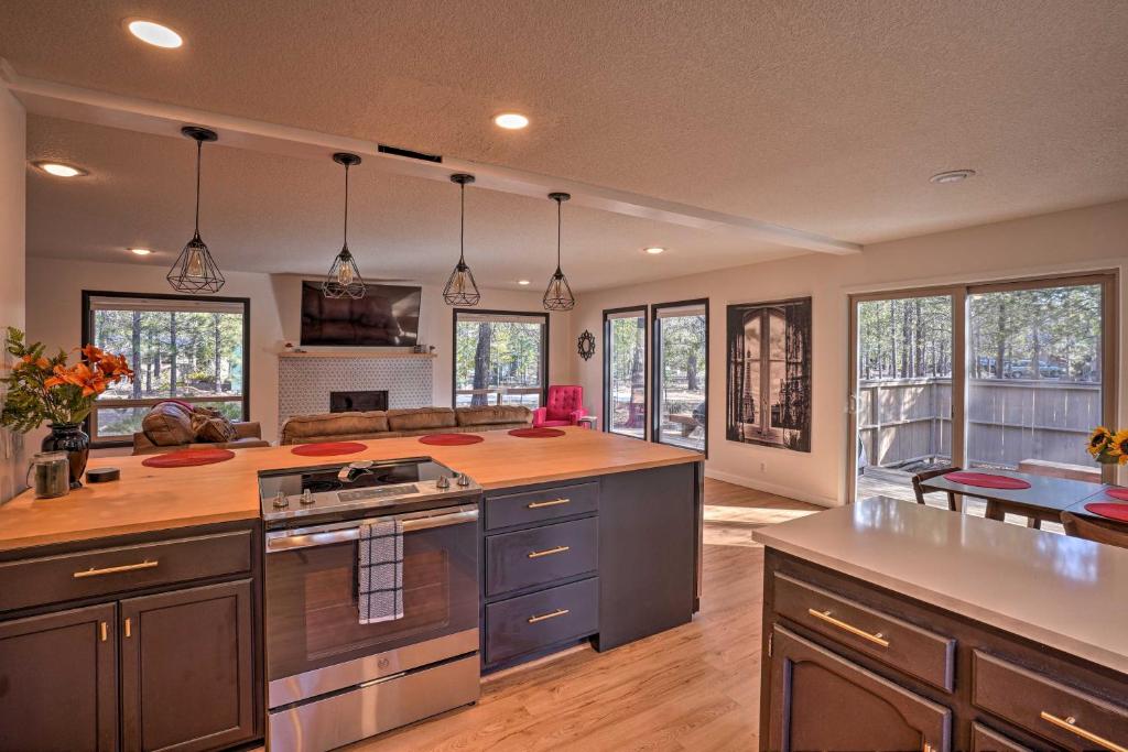 Modern Sunriver Family Home - Bikes and SHARC Passes - image 7