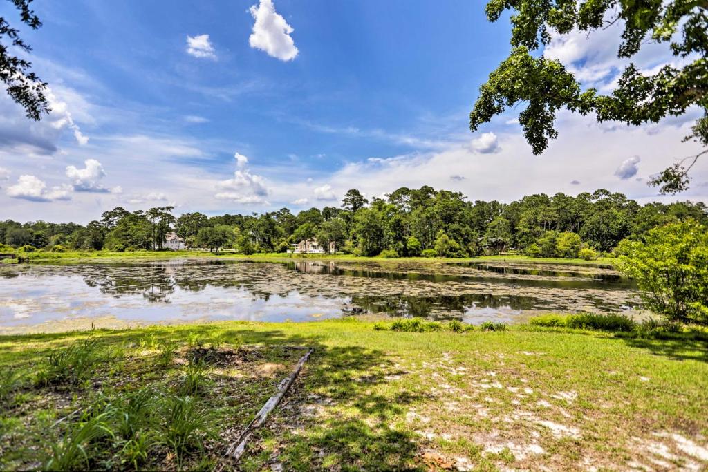 Sunset Beach Home with Lake Views 3 Mi to Coast - image 4