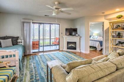 First-Floor Condo with Porch 2 Miles to Sunset Beach