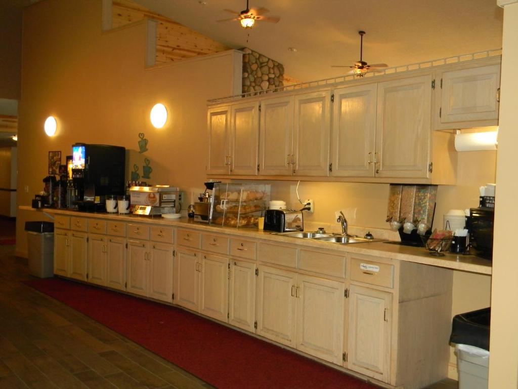 Boarders Inn & Suites by Cobblestone Hotels - Superior/Duluth - image 3