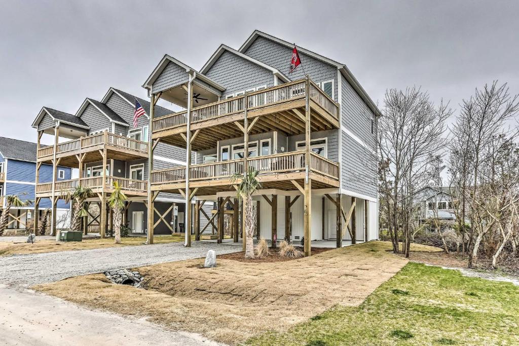 Surf City Home with Outdoor Shower-Walk to Beach - image 2