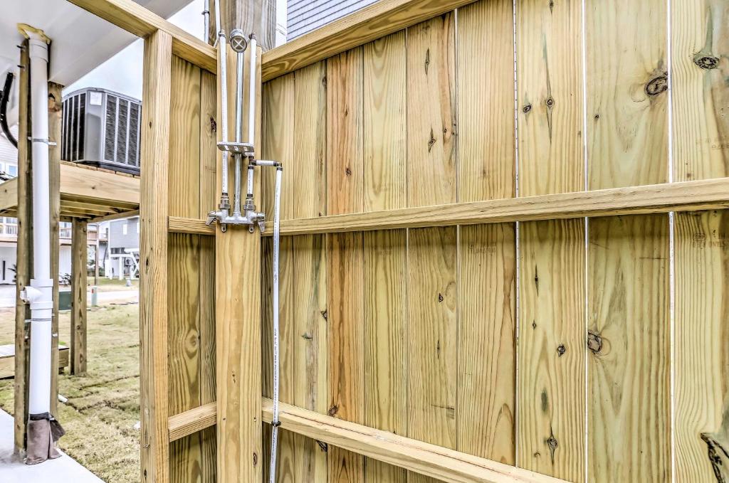 Surf City Home with Outdoor Shower-Walk to Beach - image 4