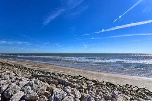 A-Frame Home with Deck - 2 Blocks to Surfside Beach! - image 4