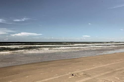 Gulf Coast Retreat with Deck Walk to Surfside Beach - image 2