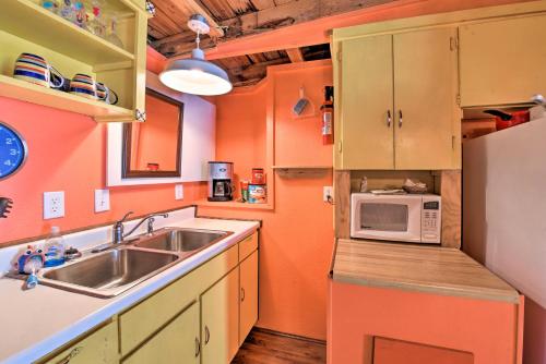 Colorful Cottage - 2 Blocks to Surfside Beach! - image 4