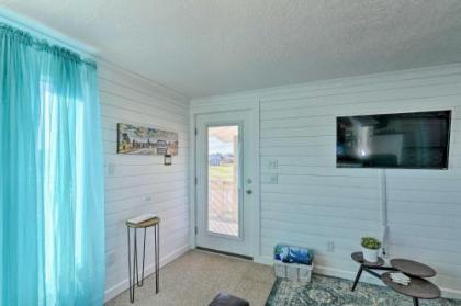 Inviting Studio - Walk Less Than 1 Mile to Surfside Beach! - image 2